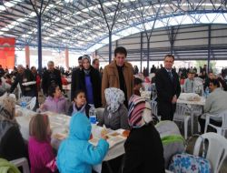 Mahalleli Kendi Arasında Topladığı Parayla 6 Bin Kişiye Aşure Dağıttı