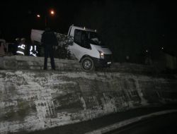 Kontrolden Çıkan Kamyonet İstinat Duvarı Üzerinde Asılı Kaldı