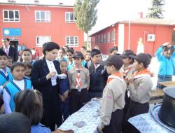 İzciler Aşure Dağıttı