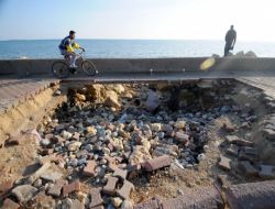 Mersin’de Doldurulan Sahili Dalgalar Çökertti!!