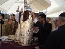 Yahudiler, Ağlama Duvarı'nda Dua Etmenin Yanı Sıra "ergenlik" Ayinleri De Düzenliyor!!