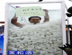 Çinli Buz Adamlar, 120 Dakika Buz İçinde Kalarak Dünya Rekoru Kırdı