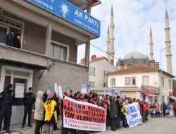 Ak Parti İl Başkanı, Parti Binası Önündeki Protestoyu Balkondan İzledi