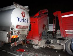 Direksiyonu Kilitlenen Tır 3 Kişiyi Ezdi