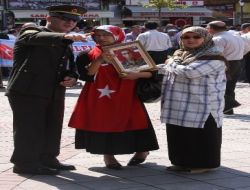 Şehit Ablası Kardeşinin Resmiyle Şehit Cenazelerine Katılıyor