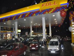 Vatandaş Ucuz Akaryakıta Hücum Etti