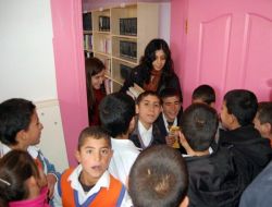 Odtü’lü Öğrenciler Köy Okuluna Kütüphane Kurdu