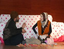 Öğrencilerin İlk Kez Sahnelediği Tiyatro Oyunu Beğeni Kazandı