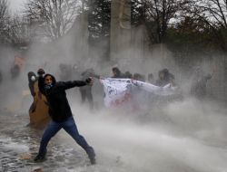 ODTÜ de Protestocu Ogrencilere Polis Mudahale Etti!