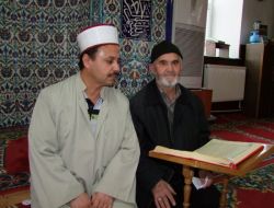 80 Yaşından Kur’an Okumayı Öğrendi Ve Hatmetti