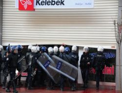 Van’da Polisi Taşlayan 20 Kişi Gözaltına Alındı