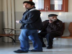 72 Yaşında Esrar Taşırken Yakalandı!