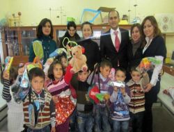 Eğitim Fakültesi Öğrencilerinden 'getir Bir Oyuncak Sevindir Bir Yumurcak' Kampanyası