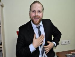 İlk Defa Sahneye Çıkan Üniversiteliler İngilizce Oyun Sergiledi