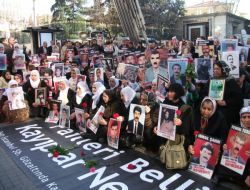 Cumartesi Anneleri'nin Feryadı: Toplu Mezarlar Açılıyor, Failler Serbest, Adaletiniz Bu Mu?