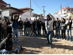 Muğla’da Öğrenciler, Yağmurda Bozulan Yolları Protesto Etti