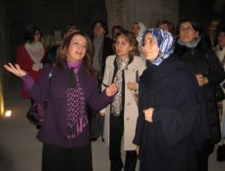 Bayan Davutoğlu, Büyükelçi Eşleriyle Erzurum'un Tarihi Mekanlarını Ziyaret Etti!