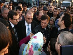 'ölüm Kavşağında Önlem Alınsın' Diyen Mahalleli Yol Kapattı