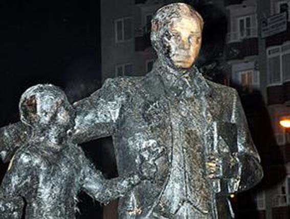 PKK yandaşları Atatürk heykelini yaktı!