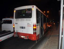 Otomobil, Durakta Yolcu İndiren Otobüse Arkadan Çarptı; 3 Yaralı