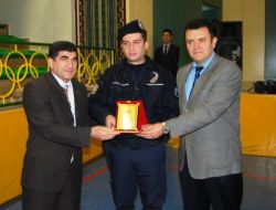 Voleybol Müsabakalarında Görevli Polis, Yırtık Ayakkabılı Öğrenciye Ayakkabı Aldı
