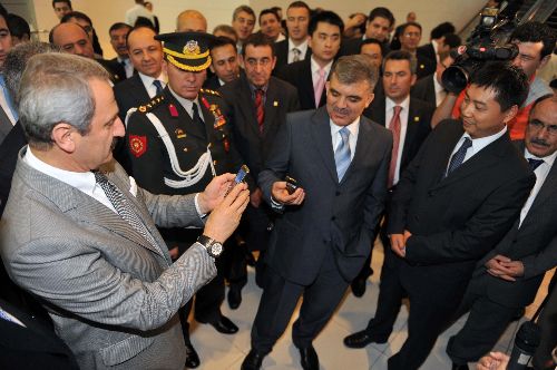 Gül, Çinli telekomünikasyon firması Huawei'nin merkezini ziyaret etti!.