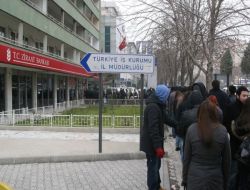 Öğrenciler Öğrenim Kredisi İçin Uzun Süre Ayakta Bekledi