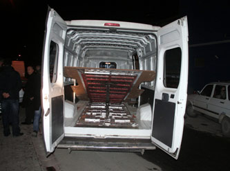 Minibüsün tabanında kaçak sigara