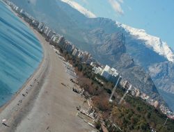 Antalyalılar Ocak Ayında Denize Girmenin Tadını Çıkardı