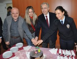 Bursa Emniyet Müdürü, Gazetecilere Pasta Kesti