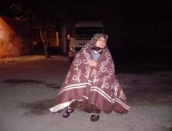 Yaşlı Çifti Alevlerin Arasından Komşuları Kurtardı