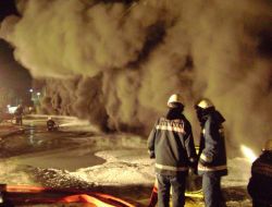 Beylikdüzü’ndeki Fabrika Yangınını Söndürmek İçin İtfaiye Seferber Oldu