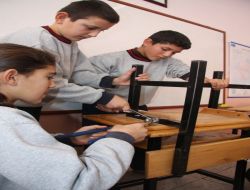 Kendi Sıralarını Tamir Ediyorlar!