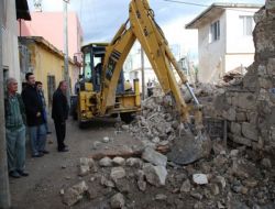 Silifke Belediyesi Metruk Binaları Yıkıyor