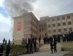 Lisede Çıkan Yangında Okul Boşaltıldı