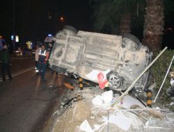 Ehliyetsiz Ve Alkollü Sürücü Otobüs Durağına Çarptı: 2 Yaralı