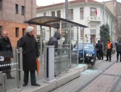 Otomobil, Tramvay Durağına Daldı, Facia Ucuz Atlatıldı