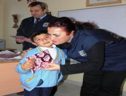 Osmaniye Emniyet Müdürlüğü Öğrencilere Hikaye Kitabı Dağıttı