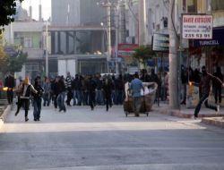Terör Örgütü Yandaşları Polise Molotof , Havai Fişek Ve Taşlarla Saldırdı
