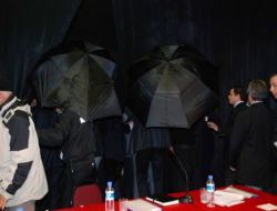 Belediye Meclisi'nde Yumruklar Konuştu, Belediye Başkanı Şemsiyelerle Korundu (3)