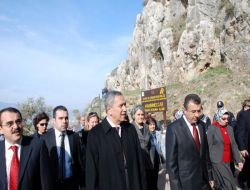 Bülent Arınç, Habib-i Neccar Camii'nde Öğle Namazı Kıldı Ardından St. Pierre Kilisesi'ni Ziyaret Etti