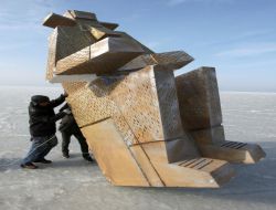 Rusya’da Buz Üstüne 4 Metrelik Balıkçı Anıtı Dikildi