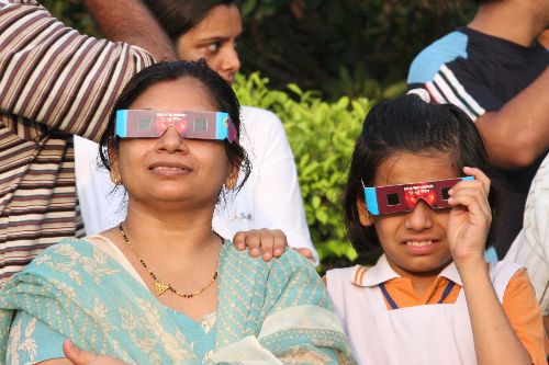 21. yüzyılın en uzun güneş tutulmasını Hindistan'da da milyonlar izledi!!