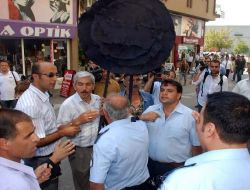 Dtp'liler Ak Parti İzmir İl Binası Önüne Siyah Çelenk Koydu