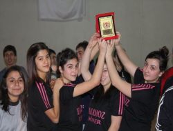 Kız Futbol Takımı Salon Futbolunda Şampiyon Oldu