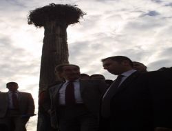 Bakan Günay, 2 Bin 500 Yıllık Lahitte İncemelerde Bulundu!