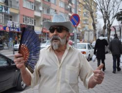 80 Yaşında Soğuk Havaya Meydan Okuyor