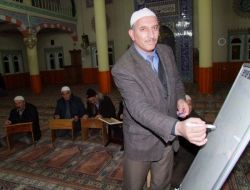 Kur'an-ı Kerim Öğrenmeye Çalışan Vatandaşlar