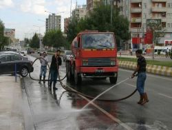 Batman'da Bayram Öncesi Kaldırımlar Yıkandı