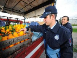 İzmir'de Kaçak Sebze ve Meyve Satıcılarına Gece Baskını Düzenlendi